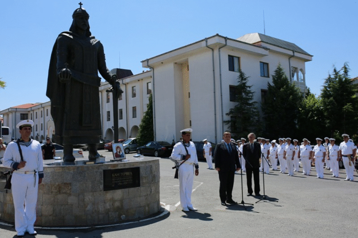 Министърът на отбраната Красимир Каракачанов откри паметник на кан Тервел Министърът на отбраната Красимир Каракачанов откри паметник на кан Тервел