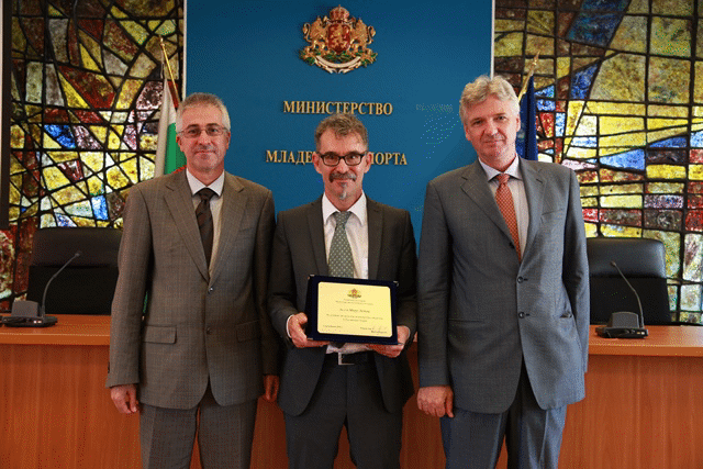 ММС отличи швейцареца Марк Лeтау за 
приноса му към младежта и спорта в България