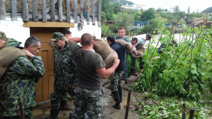 Военнослужещи от Сухопътните войски оказват помощ на населението в гр. Смолян Военнослужещи от Сухопътните войски оказват помощ на населението в гр. Смолян