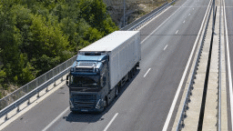 В почивните дни за Деня на Независимостта в пиковите часове ще се ограничи движението на камионите над 12 т по автомагистралите „Тракия“, „Струма“ и „Хемус“. В последния празничен ден ще е спрян тежкотоварният трафик само в посока София