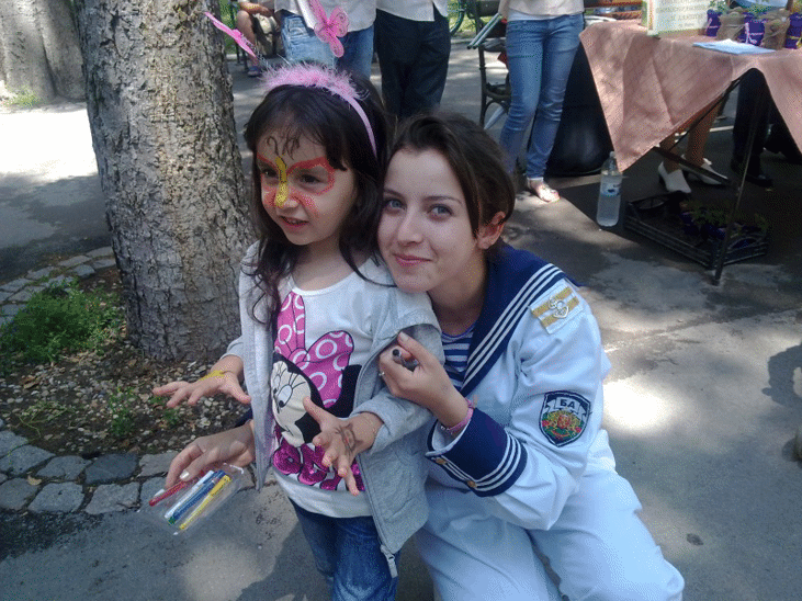 Благотворителеният базар “Работилница за усмивки” във Варна събра близо 2000 лева за Фондация „Деца на Българската армия“