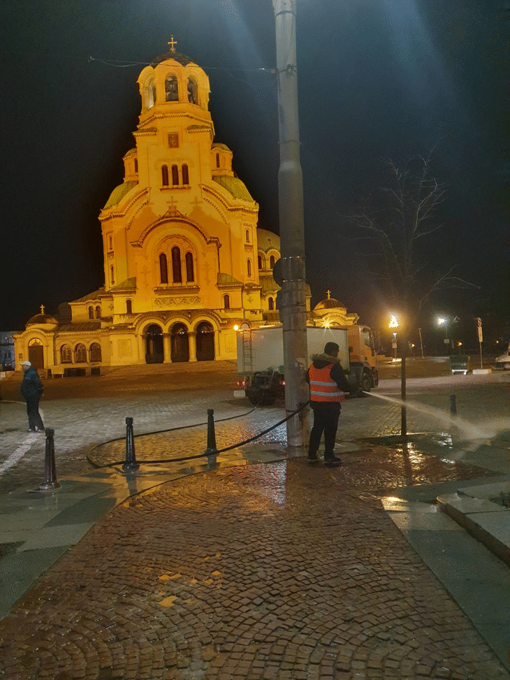 Столичната община дезинфекцира пространствата около всички православни храмове