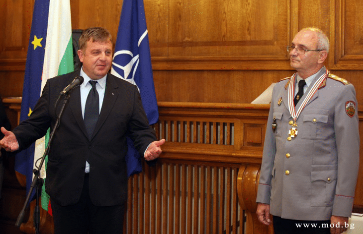 Министърът на отбраната Красимир Каракачанов награди с почетен знак „Свети Георги“ генерал-лейтенант Пламен Атанасов
