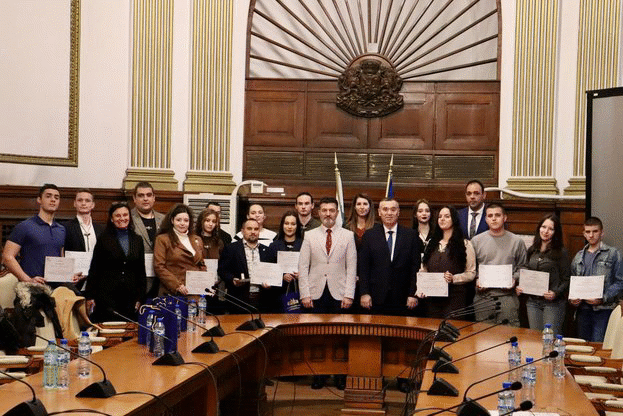 Министърът Тахов награди млади доброволци за спасяване на диви животни при горските пожари през 2025 г.