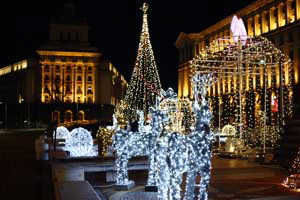 Декоративни елементи, светещи гирлянди и дървета украсяват София за Рождество и Нова година