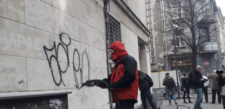 Столичният инспекторат премахва графити от фасадата на Дома на военноинвалида