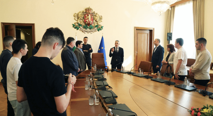 Премиерът Андрей Гюров и Димитър Бербатов обсъдиха с ученици от Бургас проблемите на младите и идеите им за промени