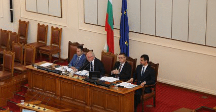 Заместник-председателят на Народното събрание Димитър Главчев ще изпълнява функциите на председател на парламента до обявяване на резултатите от изборите за Президент