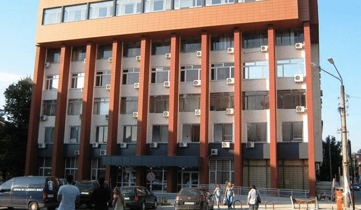 Обвиняем за отнет лек автомобил в гр. Брезник е изправен на подсъдимата скамейка