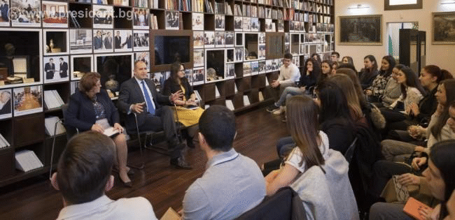 Добрият лидер сам спазва стандартите, които поставя на останалите, заяви президентът на среща със студенти