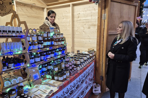 Заместник-министър Лозана Василева посети фермерския базар на МЗХ, част от „Sofia Christmas Fest“ пред НДК