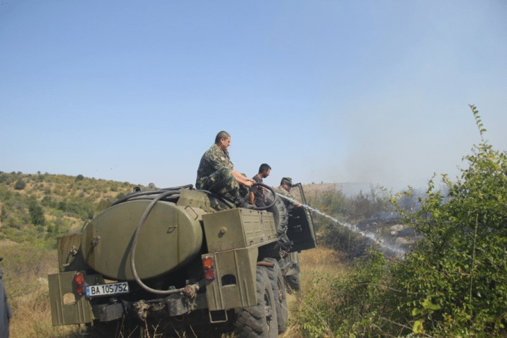 Военнослужещи и техника от Сухопътните войски и днес оказват помощ при гасенето на пожара край свиленградското село Маточина