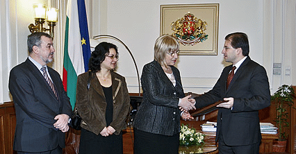 Институтът за модерна политика връчи на председателя на Народното събрание Цецка Цачева «Почетна грамота за модерен парламентаризъм»