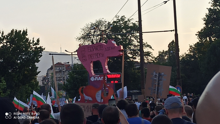 Партиен сбор в обедна почивка и бой по журналисти: демокрацията на Борисов