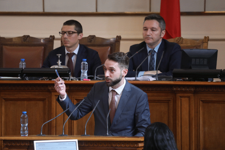 Народното събрание прие на второ четене промени в Закона за съдебната власт, които предвиждат да бъдат закрити Специализирания наказателен съд, Апелативния специализиран наказателен съд, Специализираната прокуратура и Апелативната специализирана прокуратура