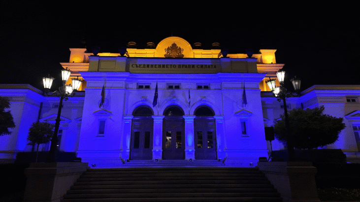 Историческата сграда на българския парламент беше осветена в синьо като част от кампания срещу насилието над и между деца „Бъди смел, бъди добър“