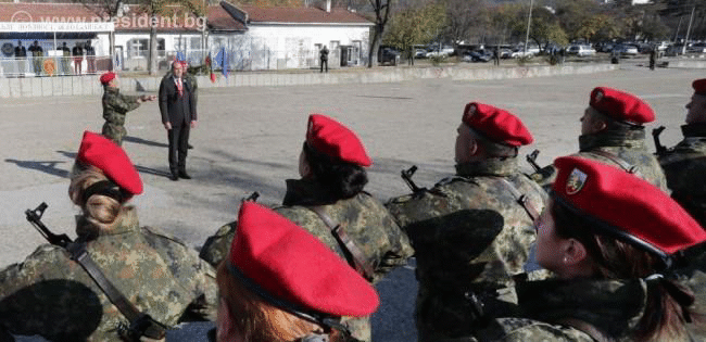Президентът Румен Радев определи преодоляването на некомплекта и мотивацията на личния състав като най-съществения проблем пред Въоръжените сили