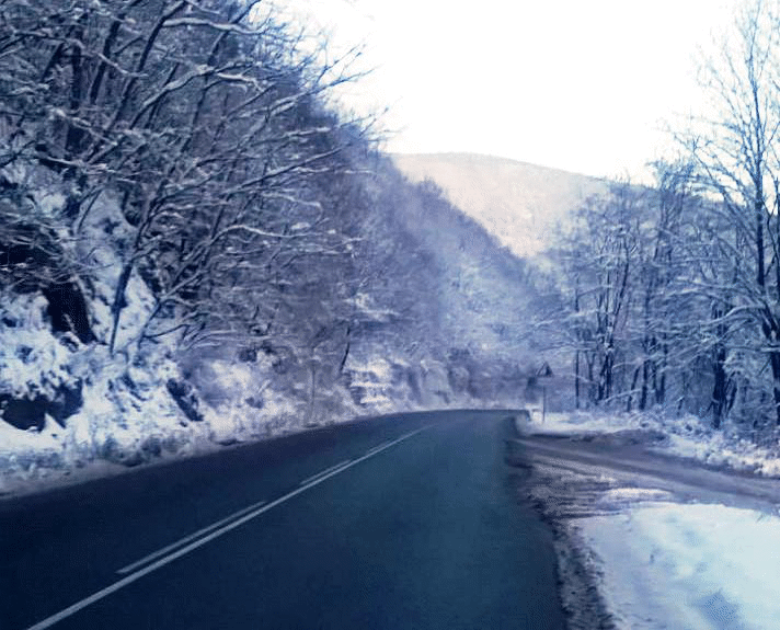 Всички пътища са проходими. Следобед настилките ще се обработват, за да се осигури безопасност на пътуване след снеготопенето