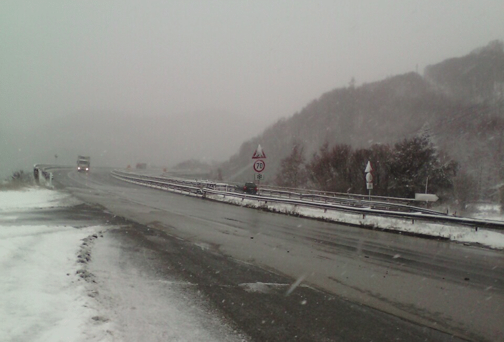 Пътищата се обработват срещу заледяване. Призовават се шофьорите да карат внимателно заради очакваните поледици