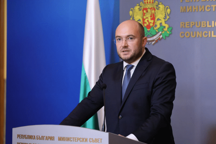 Министър Георгиев: Измамници върнаха апартамента на жена след намеса на държавата