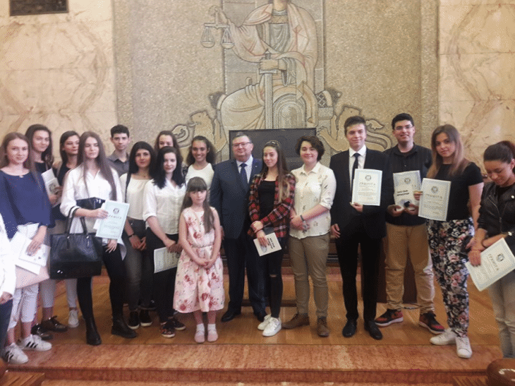 Главният прокурор Сотир Цацаров отличи ученици от пет столични гимназии, които представиха свои есета