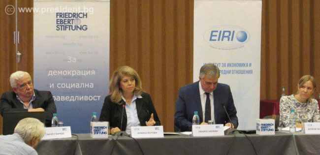 Вицепрезидентът: Икономика, лидерство, обществено съгласие – необходими за пресичане на емиграцията и изтичането на мозъци