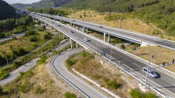 Шофьорите да се движат с повишено внимание при 159-и км на АМ „Струма“ в посока София. Трафикът ще преминава само в една лента