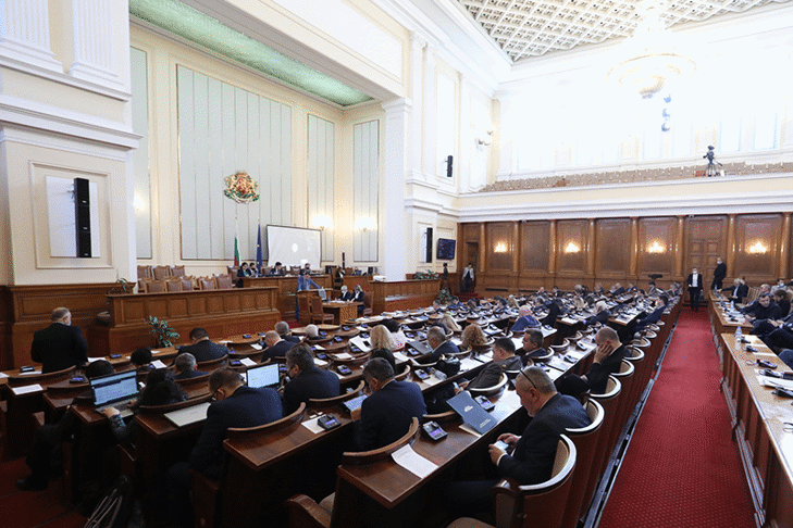 Народното събрание прие на първо четене промени в Закона за предучилищното и училищното образование и в Закона за младежта