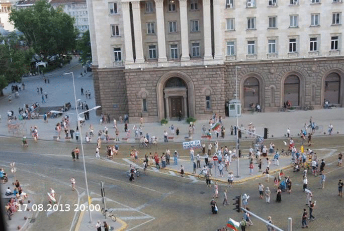 Протестът в София започна без инциденти