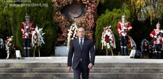Държавният глава Румен Радев почете паметта на загиналите български воини