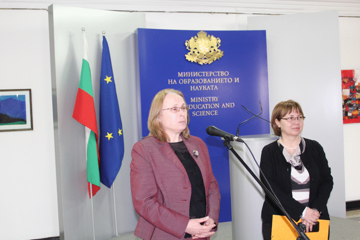 Учители От Област Търговище Показват Свои Творби В Мон