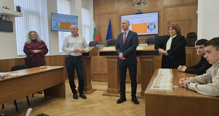 Прокурор Милена Гамозова от Апелативна прокуратура-Варна и съдия Росица Станчева от Апелативния съд посрещнаха ученици от СУЕО „Ал. С. Пушкин“ в Деня на отворените врати, посветен на Конституцията, правата и задълженията ни като граждани