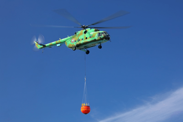 Вертолет Ми-17 на Военновъздушните сили се включи в гасенето на пожар, възникнал в района на с. Спахиево, област Хасково