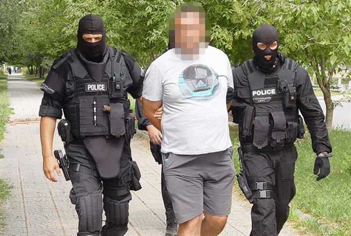 Осем души са задържани при специализирана полицейска операция