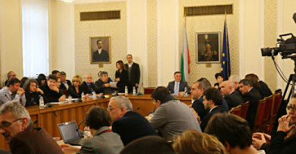 Четири часа продължи общественото обсъждане в парламента на тема: „Мажоритарна избирателна система с абсолютно мнозинство в два тура”