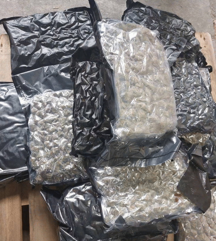 Митническите служители установиха близо 10 кг марихуана в багажа на пътничка на Летище София