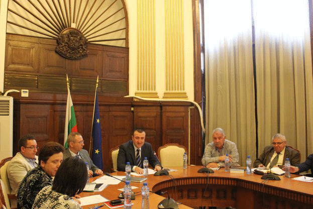 Осигуряваме максимално добри условия за усвояване и експедиране на увредената дървесина в държавните горски територии