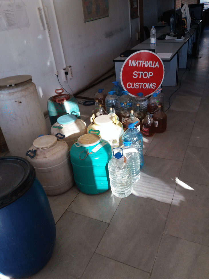 230 литра нелегален етилов алкохол иззеха служители от Митница Лом