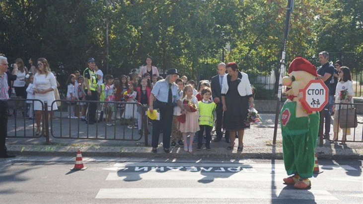 Пътни полицаи от ГДНП и СДВР влязоха с първокласници в столичното 145 ОУ „Симеон Радев“