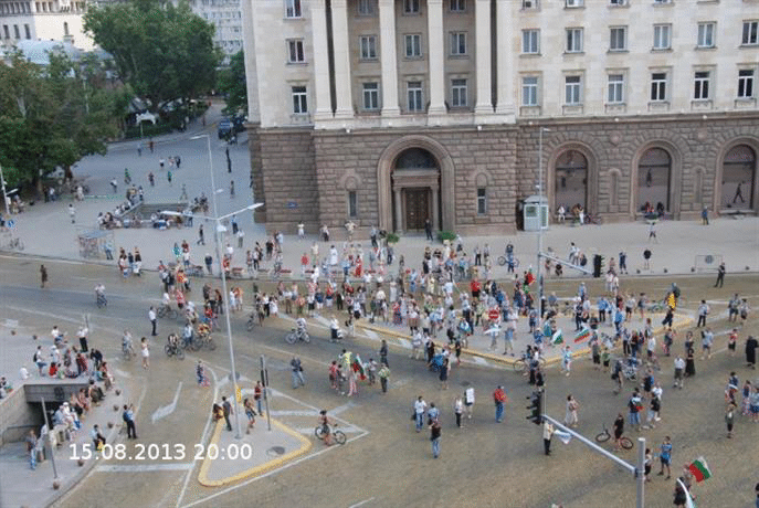 Протестът в София започна без инциденти