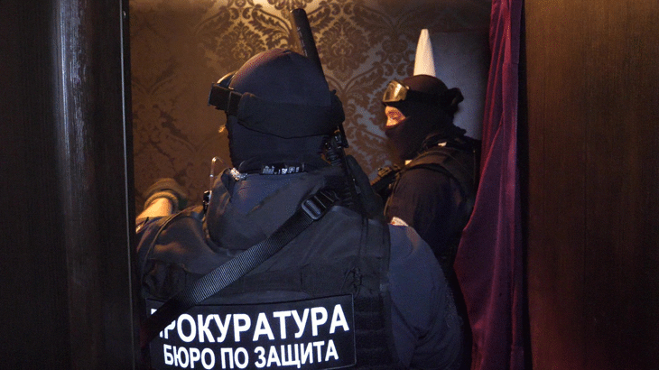 Специализираната прокуратура обвини петима за участие в организирана престъпна група за рекет, измами, лихварство и разпространение на наркотици