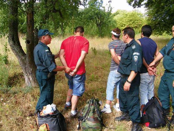 Гранични полицаи от РДГП – Елхово задържаха 10 сирийци и каналджията им турски гражданин