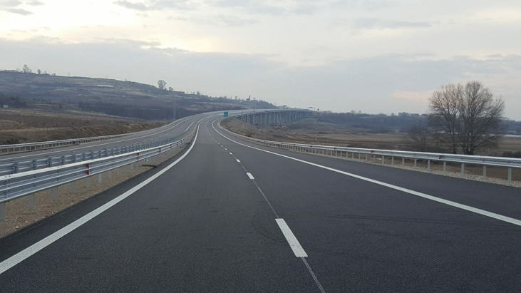 Ограничено е движението в скоростната лента при км 161 на АМ "Струма", в посока София, в района на с. Марикостиново