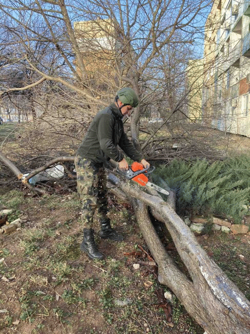 Военнослужещи помагат за преодоляването на последиците от силния вятър във Враца Военнослужещи помагат за преодоляването на последиците от силния вятър във Враца
