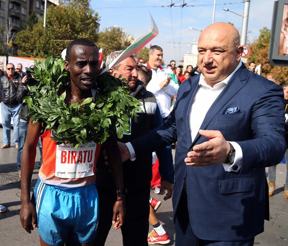 Министър Кралев връчи лавровия венец на победителя от Маратона на София