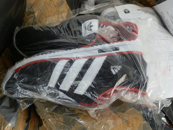 Десетки хиляди спортни обувки и дрехи, имитации на световноизвестни марки, бяха унищожени под контрола на Митница Бургас