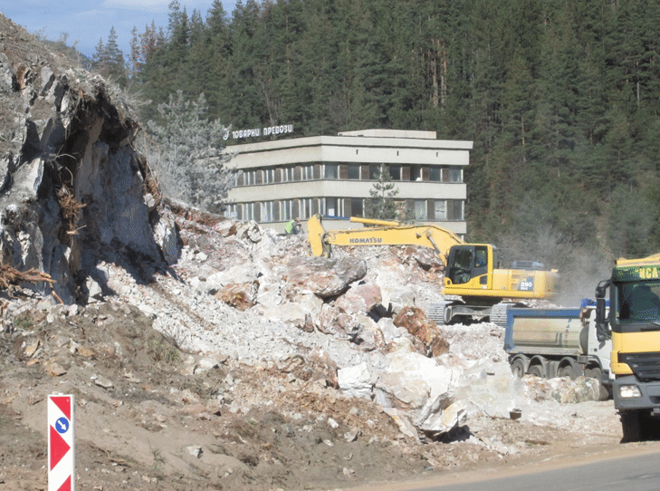 Утре от 12 ч. до 14 ч. се ограничава движението по път II-86 в град Смолян