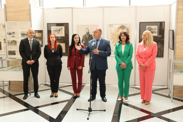 Изложбата „Ахой, познавате ли Вешин?“ беше открита в Народното събрание