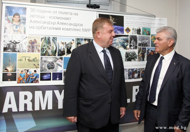 Министърът на отбраната Красимир Каракачанов участва във валидирането на юбилейна пощенска марка, посветена на 30-та годишнина от космическия полет на Александър Александров