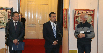 Пластики и пана от текстил, керамика, стъкло и дърво представя благотворителната изложба „Път към себе си и към света”, която беше открита в Народното събрание